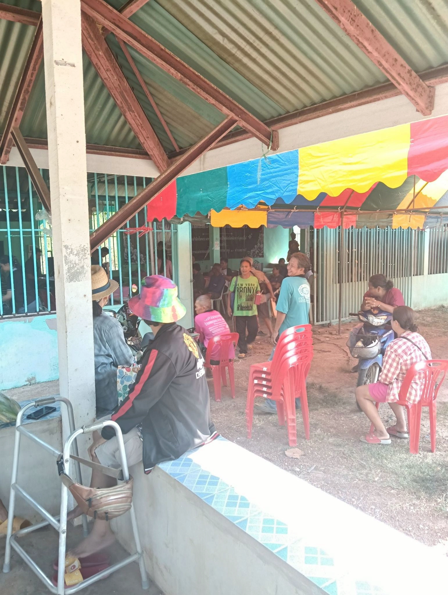 title - วันที่ 1 เมษายน 2569 นายวิทูล ประดิษฐ์บุญ ปฏิรูปที่ดินจังหวัดปราจีนบุรี มอบหมายให้ นายลิขิต ผันผ่อน ผู้อำนวยการกลุ่มกฎหมาย นางสาวปาริชาติ ศรีปราชญ์ ผู้อำนวยการกลุ่มยุทธศาสตร์และการปฏิรูปที่ดิน พร้อมด้วย เจ้าหน้าที่ ส.ป.ก.ปราจีนบุรี ลงพื้นที่ออกศูนย์บริการเคลื่อนที่“Mobile Unit” ณ ตำบลย่านรี อำเภอกบินทร์บุรี จังหวัดปราจีนบุรี